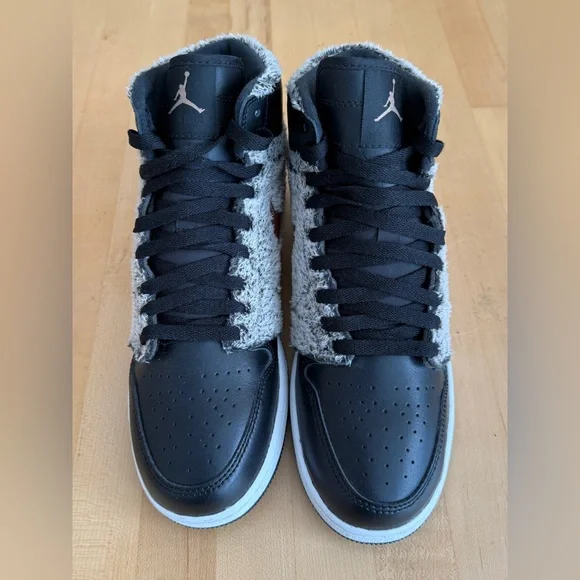 Nike Air Jordan 1 Retro Fleece Fur Size 9Y Euro 42.5 *Like New* Black Gray